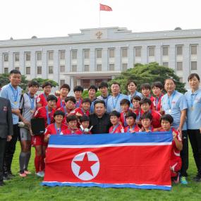 북한 U-20 여자월드컵 우승 기념사진 (feat. 김정은)